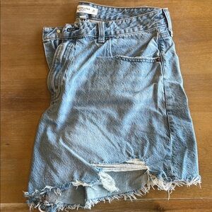 Abercrombie and Fitch, the loose short high-rise curve love jean short size 32
